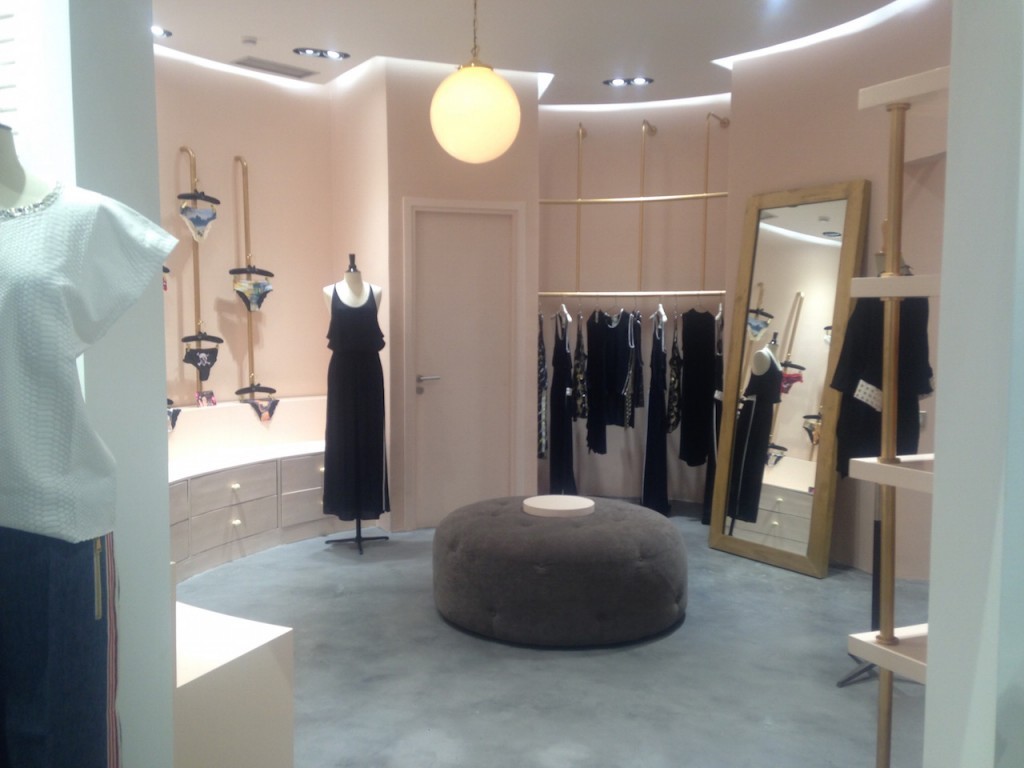 Boutique Le Cinq, Casablanca features the Yerevan globe pendant from Mullan Lighting in the high-end dressing room. 