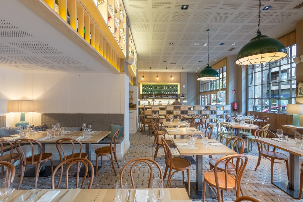 Brussels pendant light fixtures from Mullan Lighting add an industrial aesthetic to restaurant Les Cepas de Estraunza, Bilbao, Spain. 