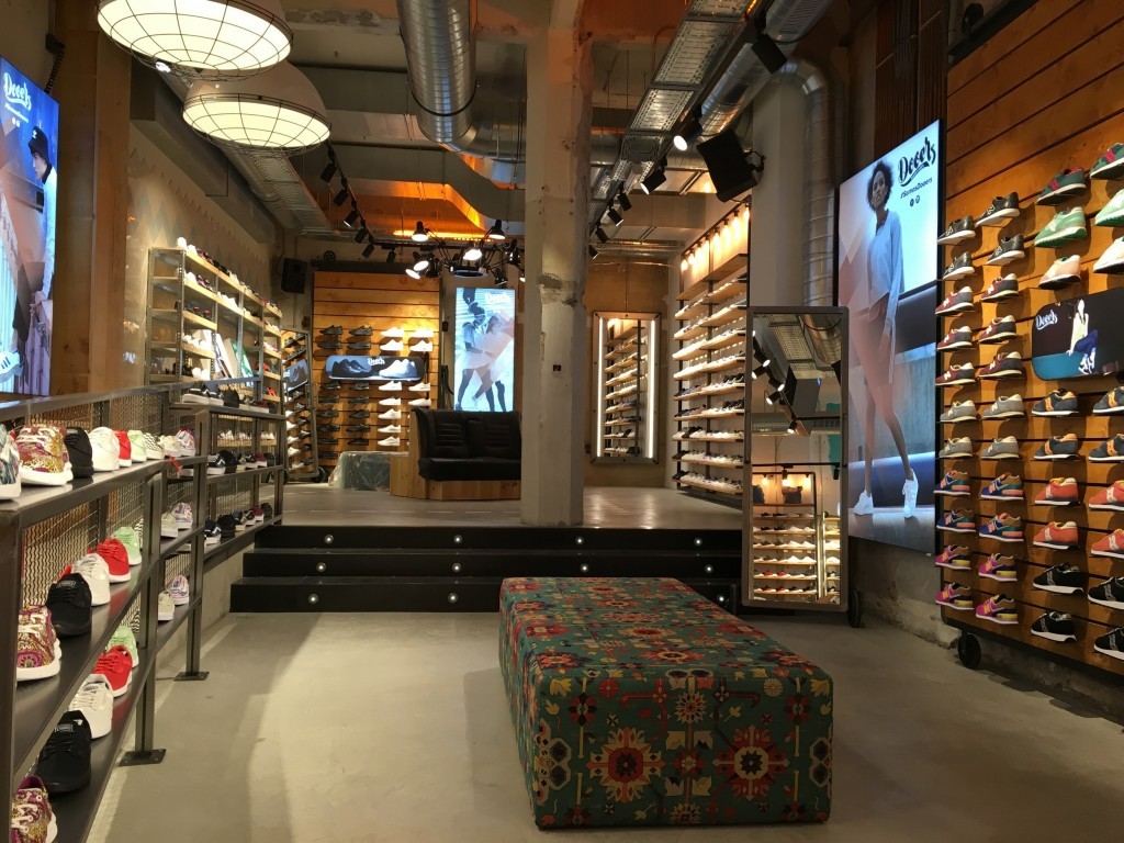 Our Brussels factory pendants helps create an inviting atmosphere at DOOERS shoe store in Spain