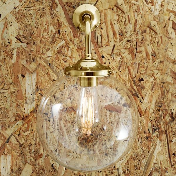 With an eye-catching design, the Bamako globe wall light 25cm artfully blends industrial style with metropolitan chic.