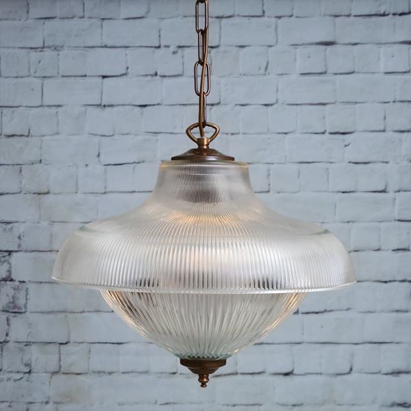 The Essence double prismatic pendant was designed to add a touch of glamour and charm to large areas. This holophane pendant light provides a fabulous accent lighting in seating areas. Perfect for hanging above a dining table to create a stunning centrepiece.