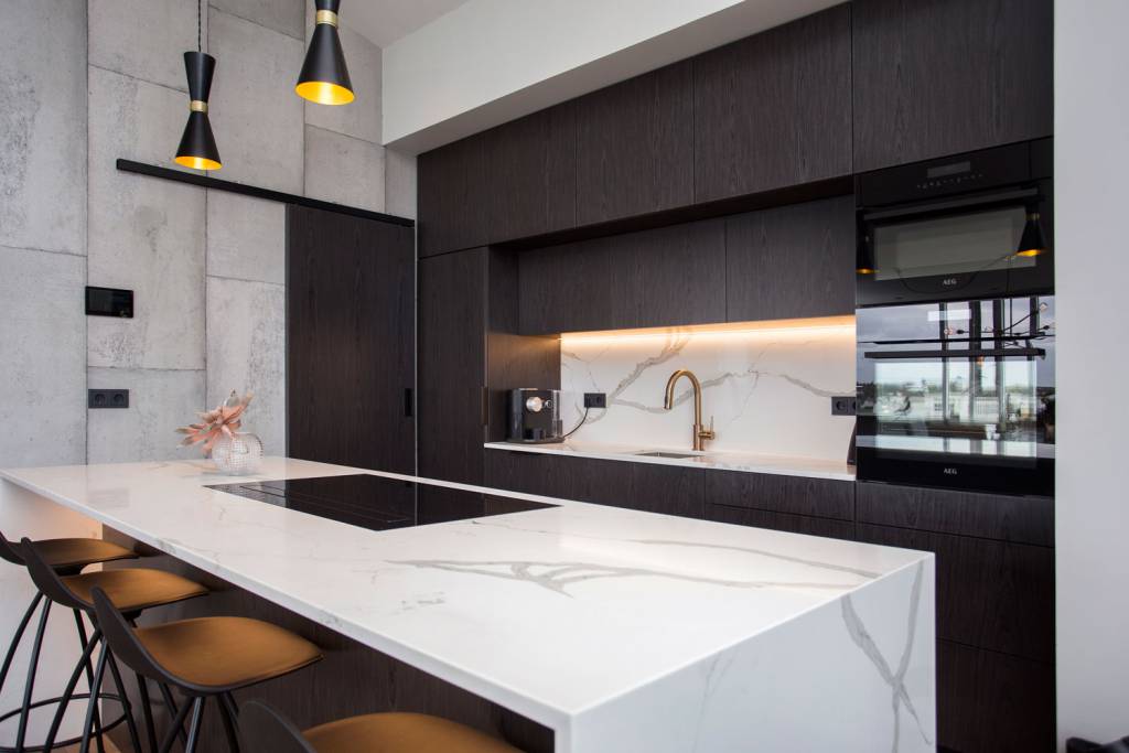 The kitchen area of this Icelandic apartment boasts an elegant and charming design