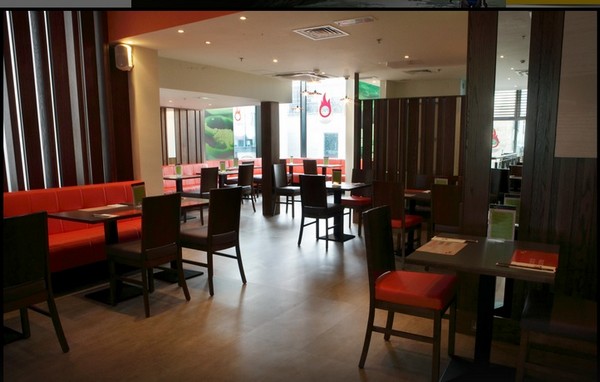 Authentic Thai restaurant Mao is located in Dundrum Shopping Centre in Dublin's Southside and features a number of decorative lighting fixtures from Mullan Lighting 