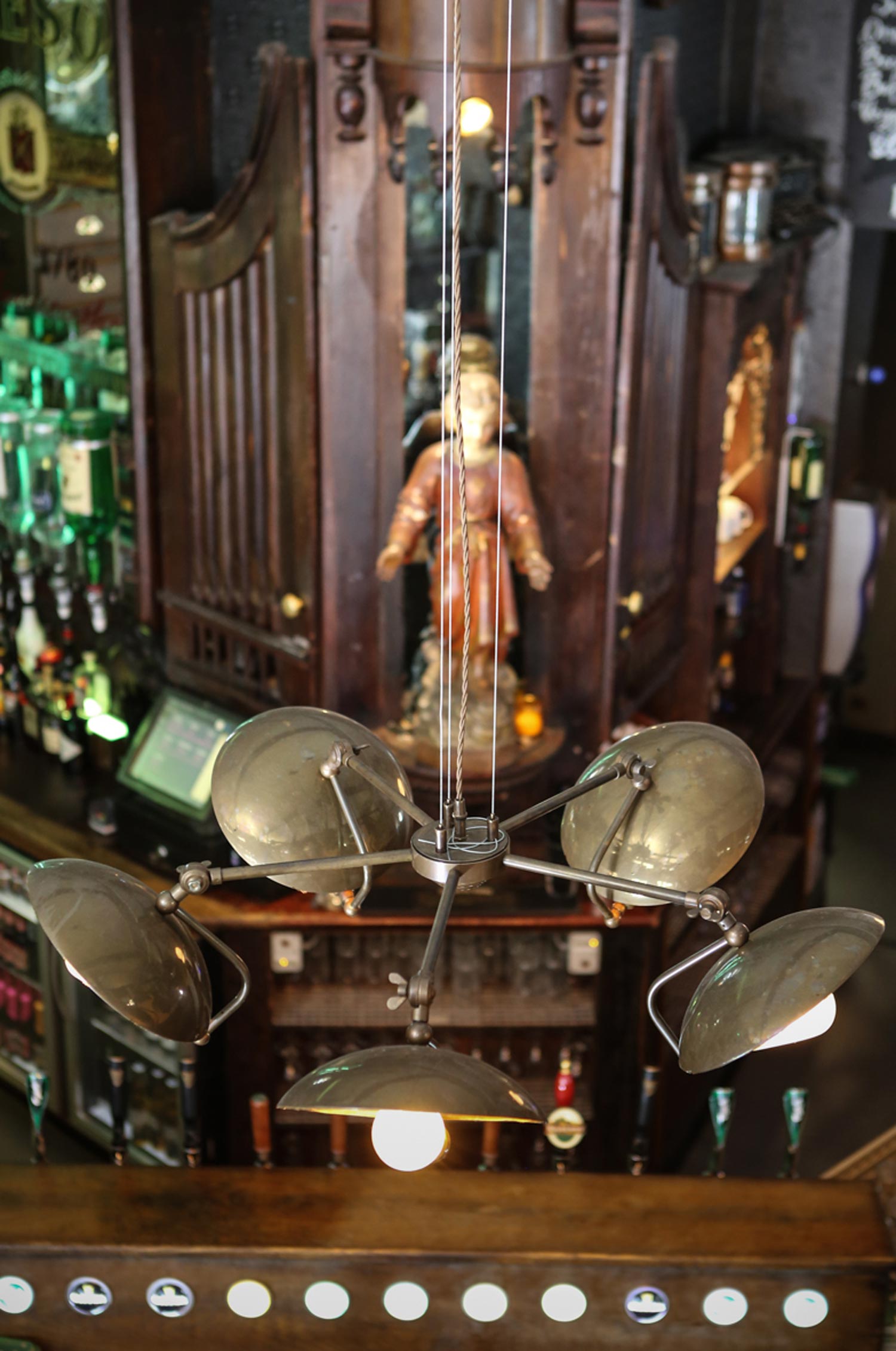 Our Cullen industrial dish chandelier embodies the richness of the traditional wooden décor at O'Reillys pub, Brussels