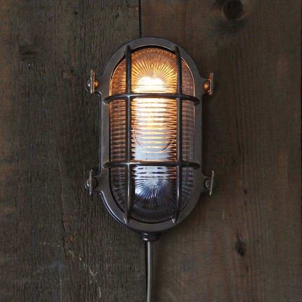 With a simplistic design, the Ruben small oval marine light adds an industrial touch to any outdoor space.