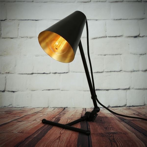With a sophisticated design, the Sima modern table lamp brings sophisticated style and visual comfort to any room of your home. An excellent task light, this industrial table lamp is particularly suitable for a desk, side table or bedside table.
