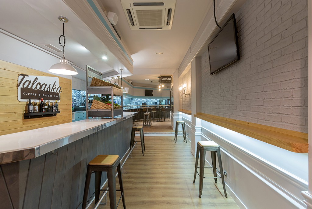 Powder-coated in white, our Osson pendant lights add a visual warmth to this restuarant space. 