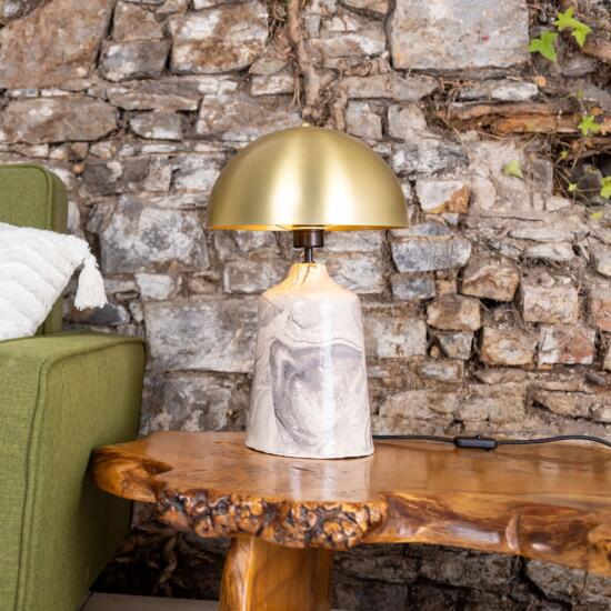 Lampe de table haute Cassia en céramique marbrée avec abat-jour dôme en laiton