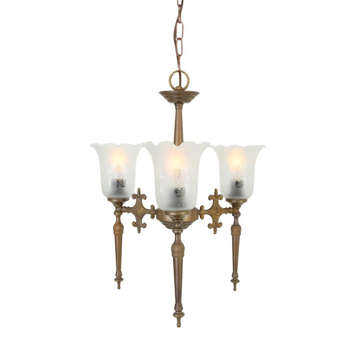Lustre traditionnel en verre gravé Allen, avec trois bras main product image