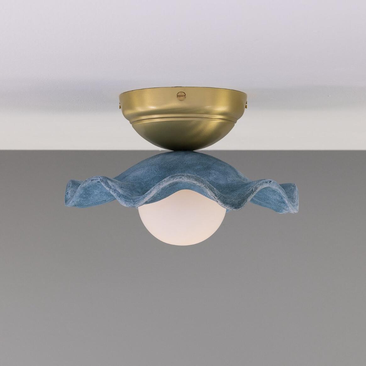 Plafonnier Rivale avec abat-jour en céramique ondulée, bleu terre main product image