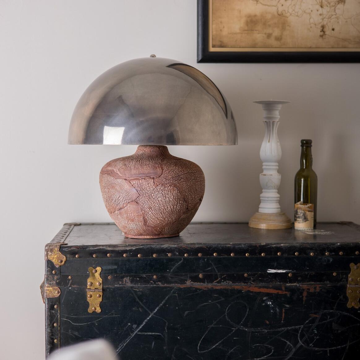 Lampe de table Lawson en céramique avec abat-jour à dôme en laiton, rouge fer main product image