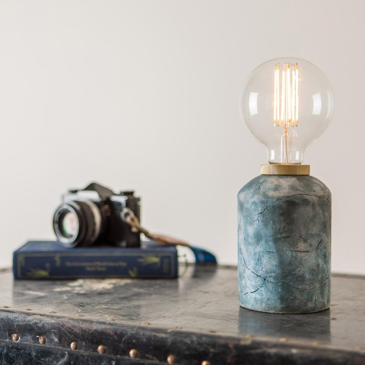 Petite lampe de table Bixa en céramique, bleu Terre main product image