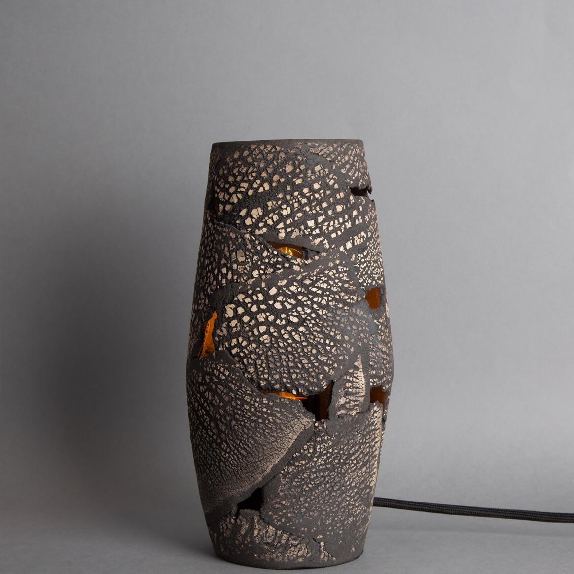 Lampe de table rustique Carya en céramique, Noir Argile main product image