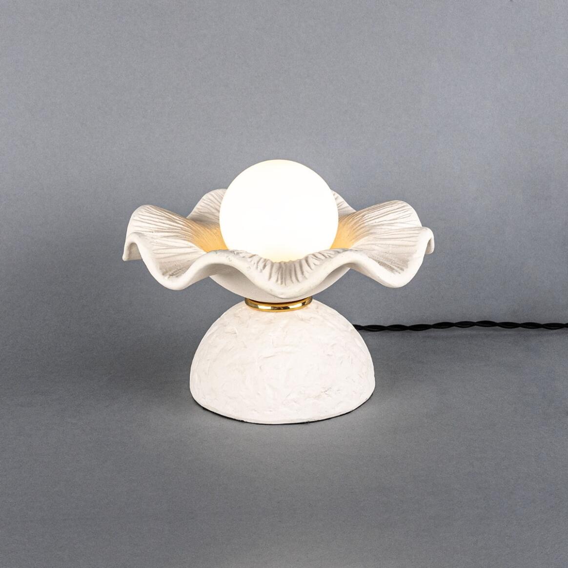 Lampe de table Rivale avec abat-jour en céramique ondulée, blanc mat rayé main product image