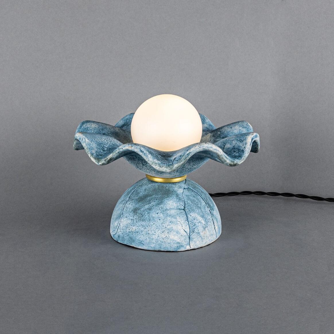 Lampe de table Rivale avec abat-jour en céramique ondulée, bleu terre main product image