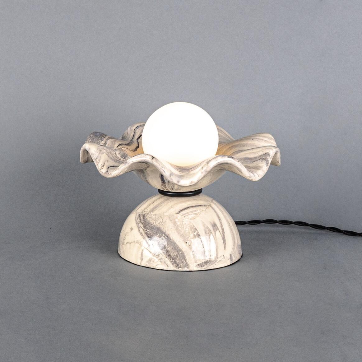 Lampe de table Rivale avec abat-jour en céramique marbrée ondulée main product image