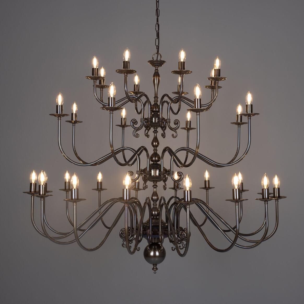 Lustre style chandelier Flemish en laiton à trois étages, 32 Lumières main product image