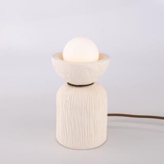Lampe de table Prali en céramique avec globe en verre, blanc mat rayé