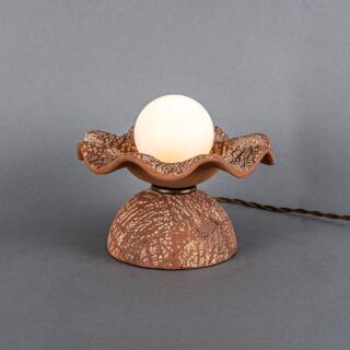 Lampe de table Rivale avec abat-jour en céramique ondulée, fer rouge