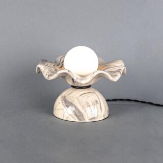 Lampe de table Rivale avec abat-jour en céramique marbrée ondulée