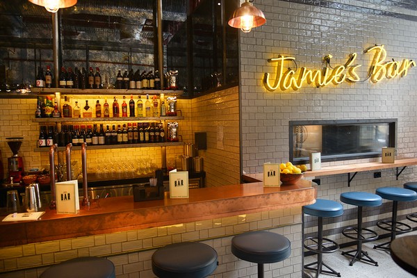 Jamie's Italian restaurant features our industrial pendant lights that complement the rustic décor of Jamie's Italian. 