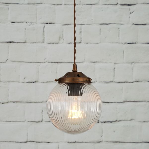 With a sophisticated design, the Stanley Holophane globe pendant 20cm brings an eclectic style to your home. This globe pendant light looks splendid hung in a hallway or over a kitchen table.