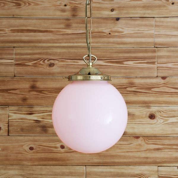 With an eye-catching design, the Yerevan globe pendant light 20cm creates the perfect ambiance for modern homes. This globe pendant light is a perfect addition in a foyer, above a kitchen island or in a living room.